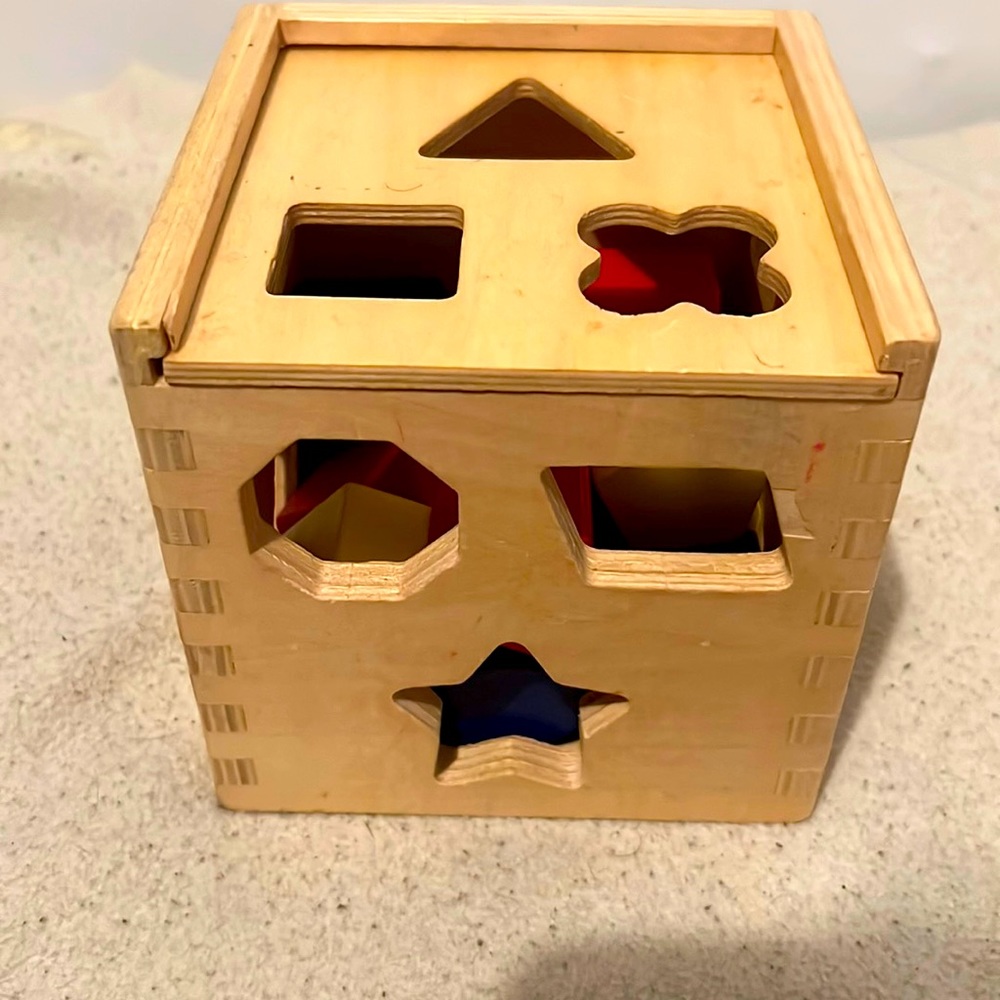 Shape Sorting Cube Classic Toy Melissa & Doug